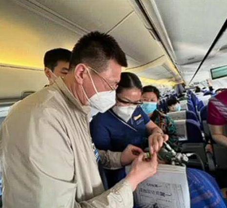 近飞往哈尔滨的航班上突发状况，黑龙江医生挺身而出……

大庆油田总医院预防保健科