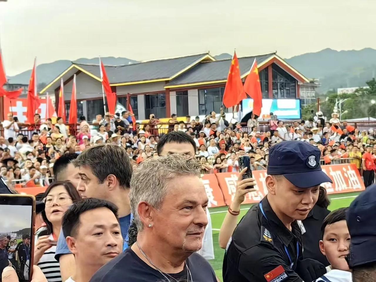 请来巴乔和卡洛斯，榕江再次扬名！
巴乔和卡洛斯，两人之前的交集不多，最大的共同点