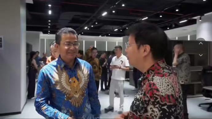 金立创始人被曝在印尼卖家具金立创始人刘立荣消失8年后最新动向：疑在印尼卖家具。印