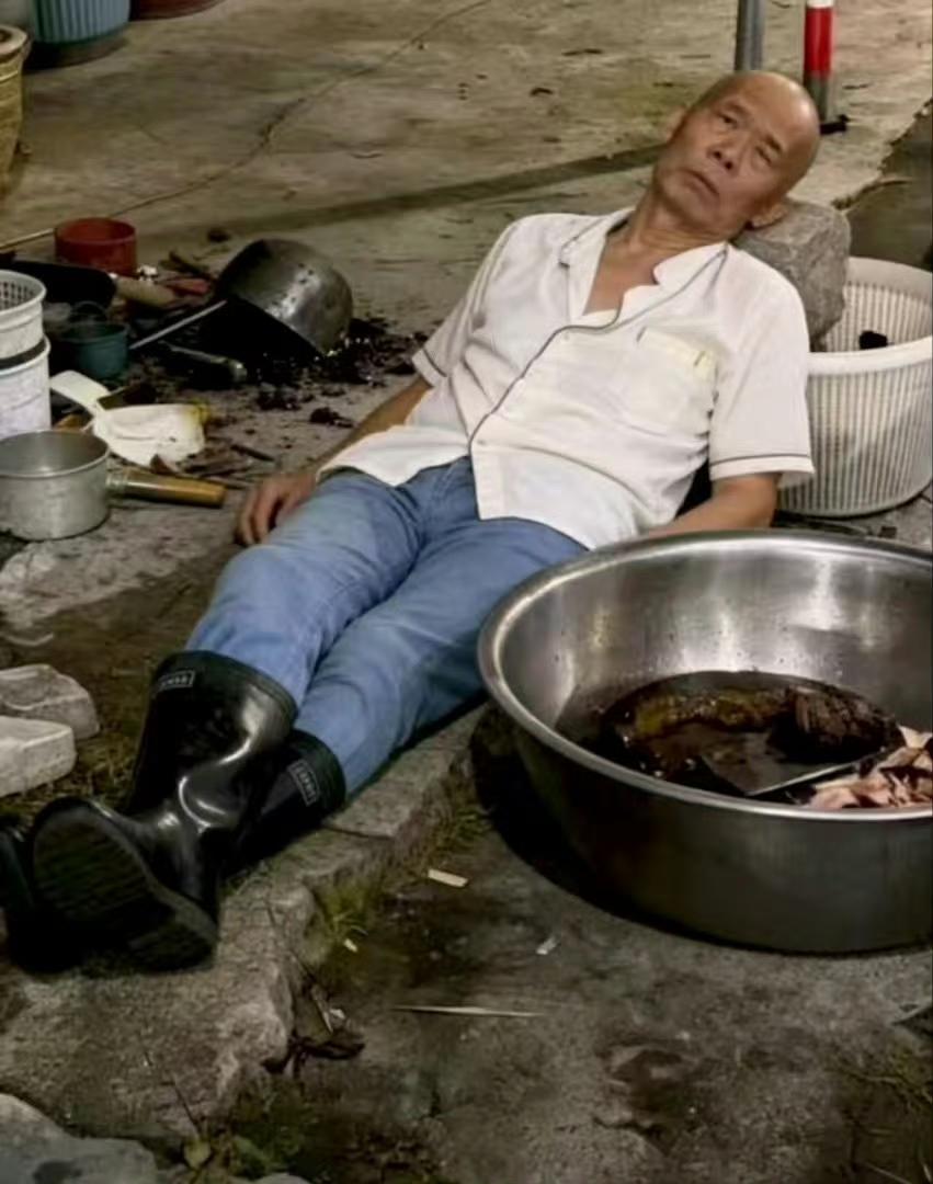 莫氏鸡煲爆红，彻底带火了当地饮食文化！

一家开在村里的老店，凭一锅药膳鸡煲火遍