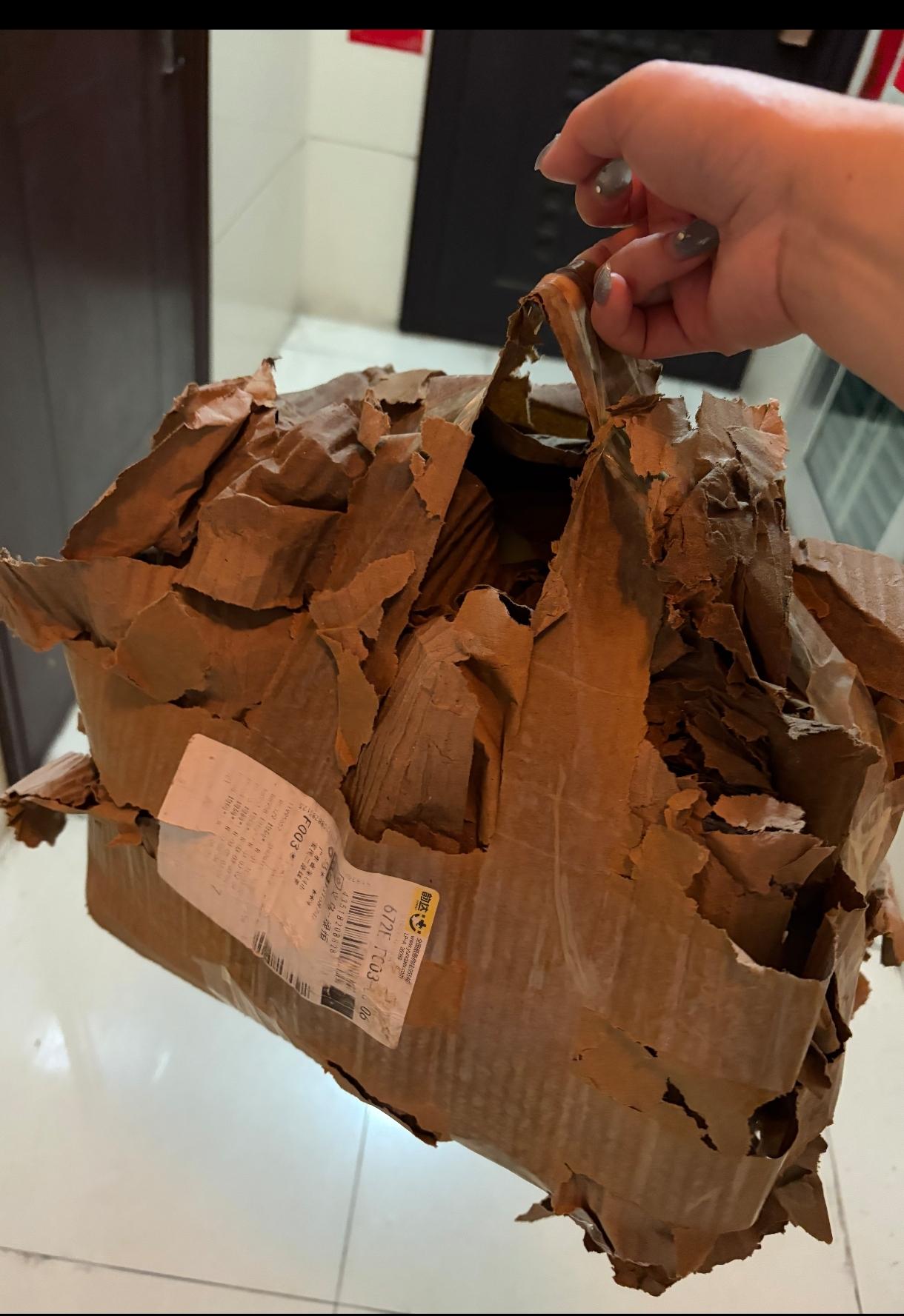 皮开肉绽的货物，毫发无伤的面单，快递行业让人快乐不起来。快递单绝了，是这个包的灵