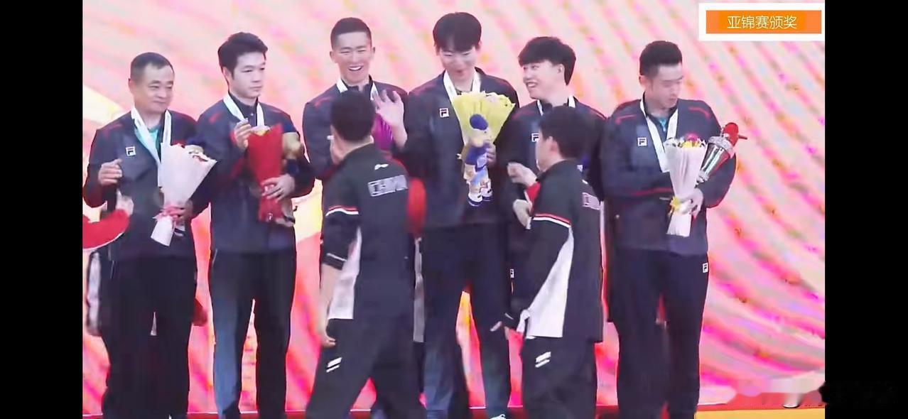 国乒亚锦赛夺冠“小插曲”：林诗栋和那束“臭花”。
 
昨晚国乒男团在印度亚锦赛夺