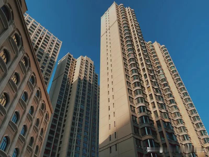 房价要么普跌，要么普涨。
而且城市内部也是一样的。
要么普涨，要么普跌。
否则的