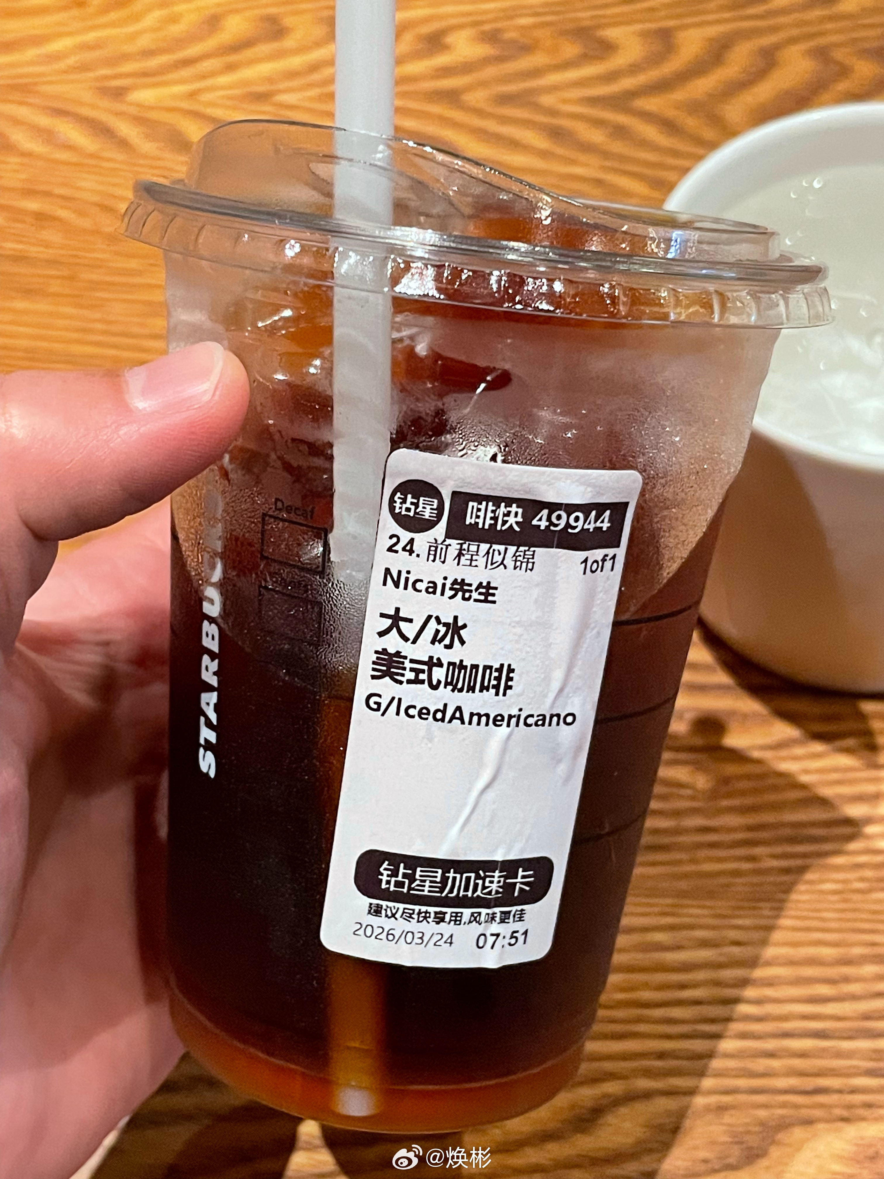 每天关灯睡觉早睡早起喝冰美式刷微博看好看的小姐姐研究iPhone，保持作息规律保