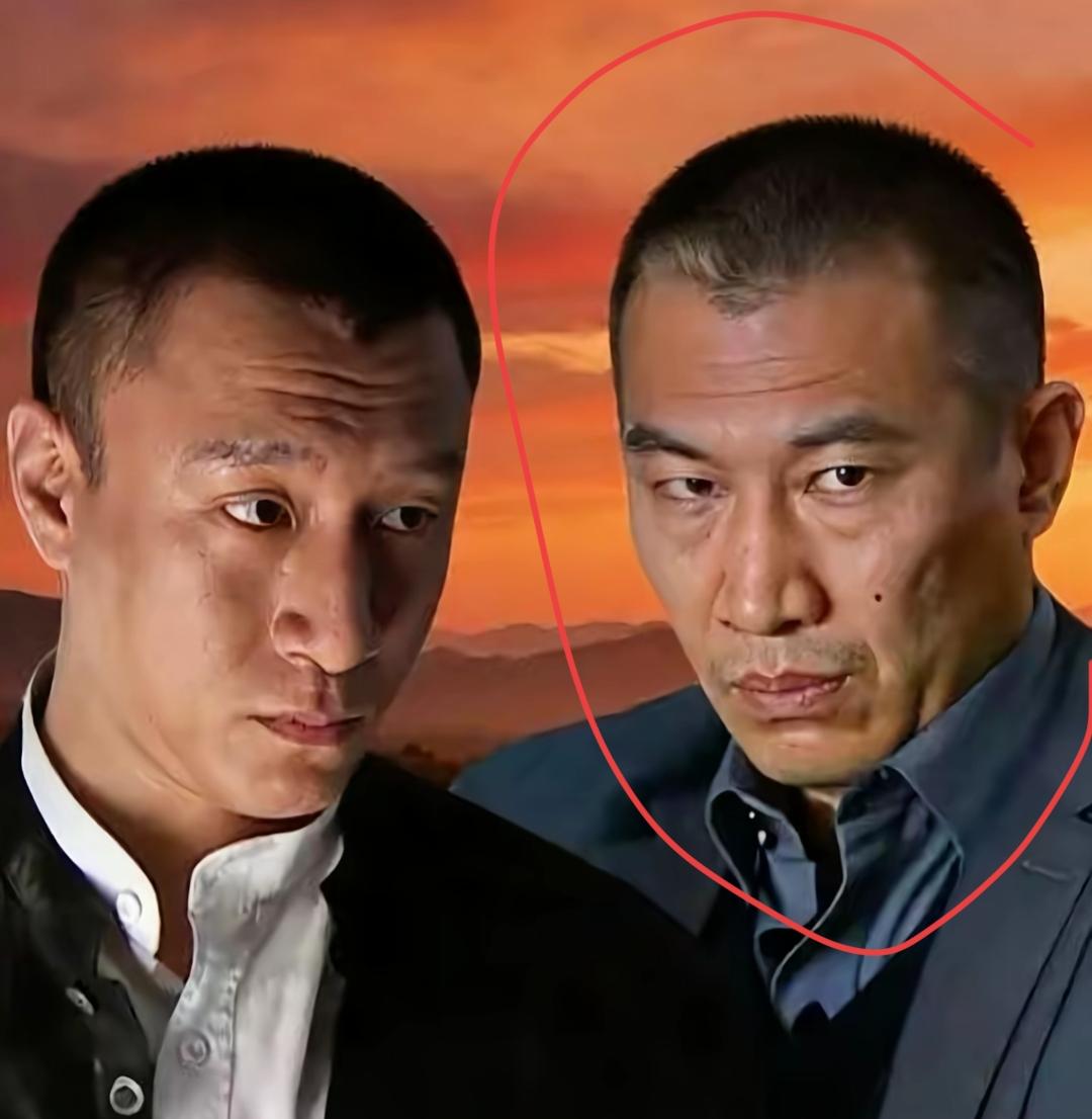 日落西山时，英雄意气生。两位实力派演员都很硬汉。说实话右边这位叫什么名字？我真不