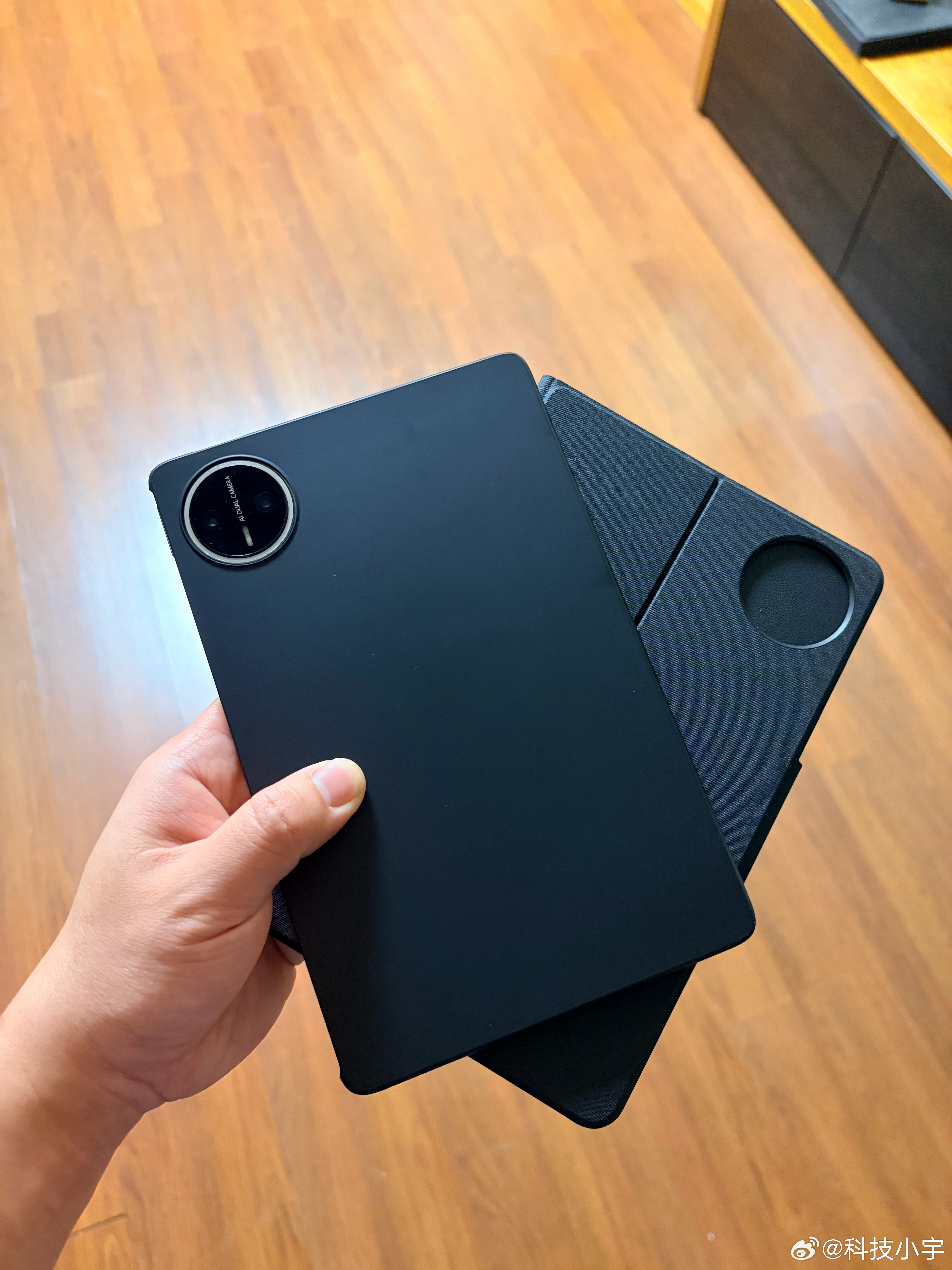 给自己的 MatePad mini 配了个原厂壳，今天才发现这壳子设计有点逆天啊