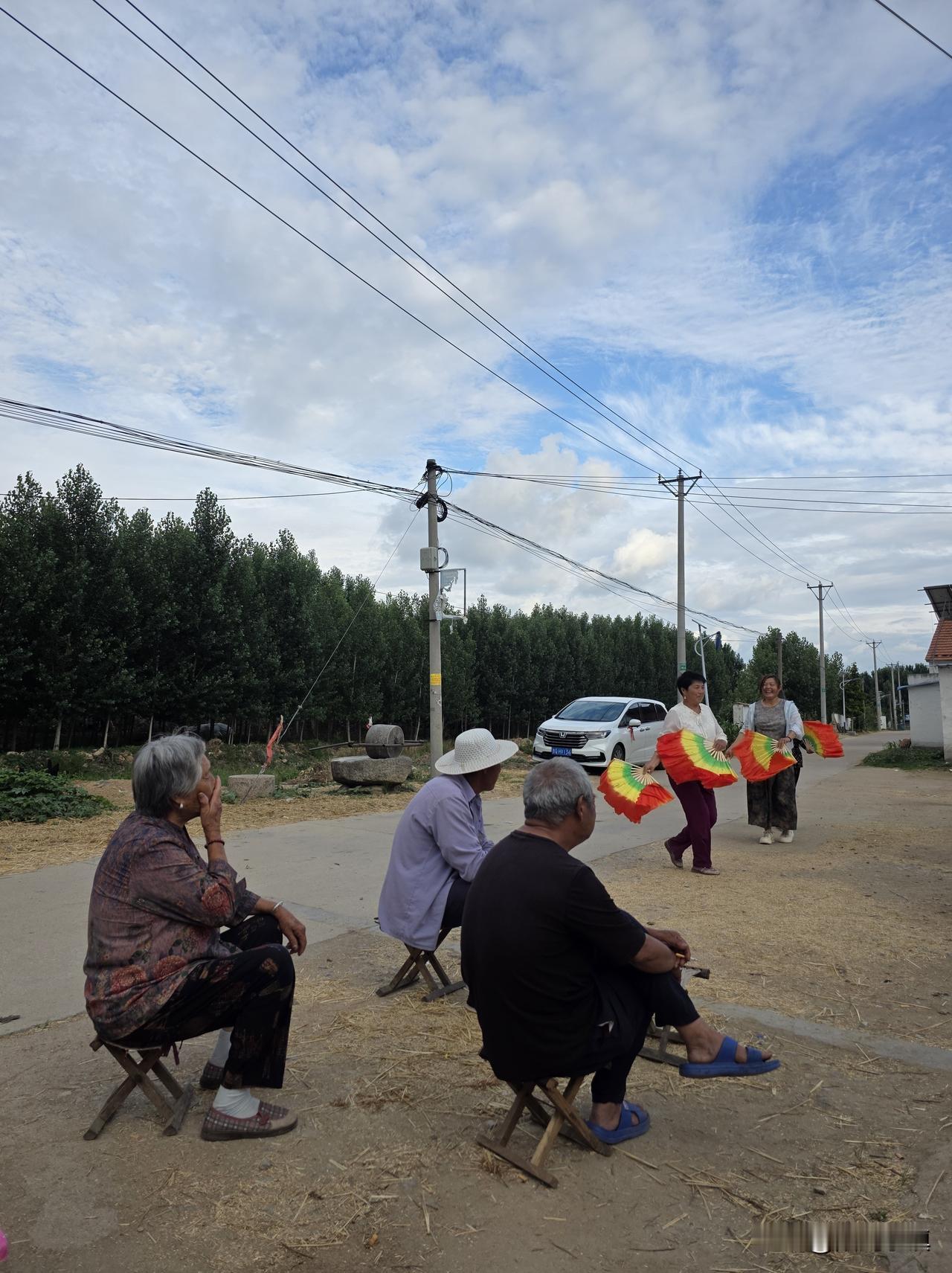 早年因无儿子遭邻里冷眼，如今成了全村人羡慕的对象……

不能单纯地说女儿比儿子好
