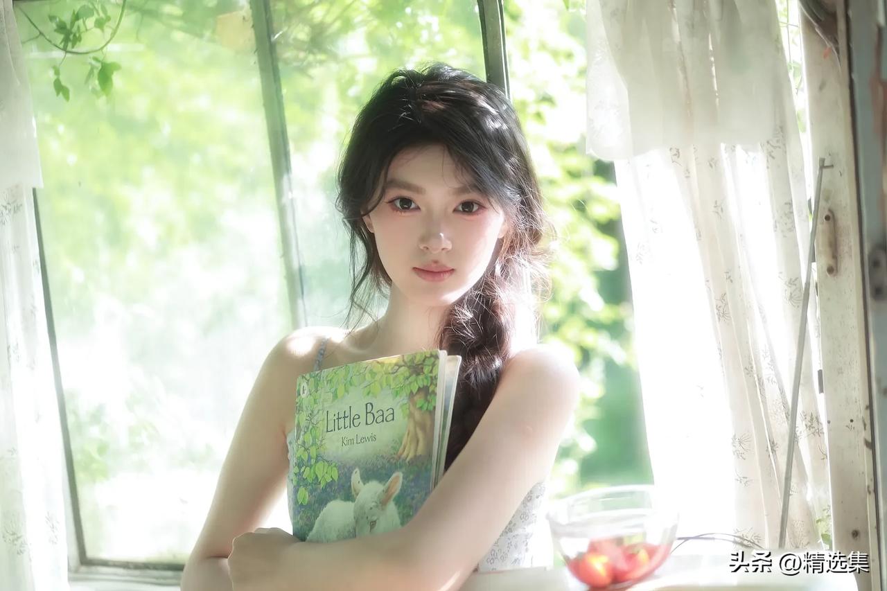 什么样的女生会让人觉得很有魅力? 我觉得有魅力的女生，首先是有内涵的。就像董卿，