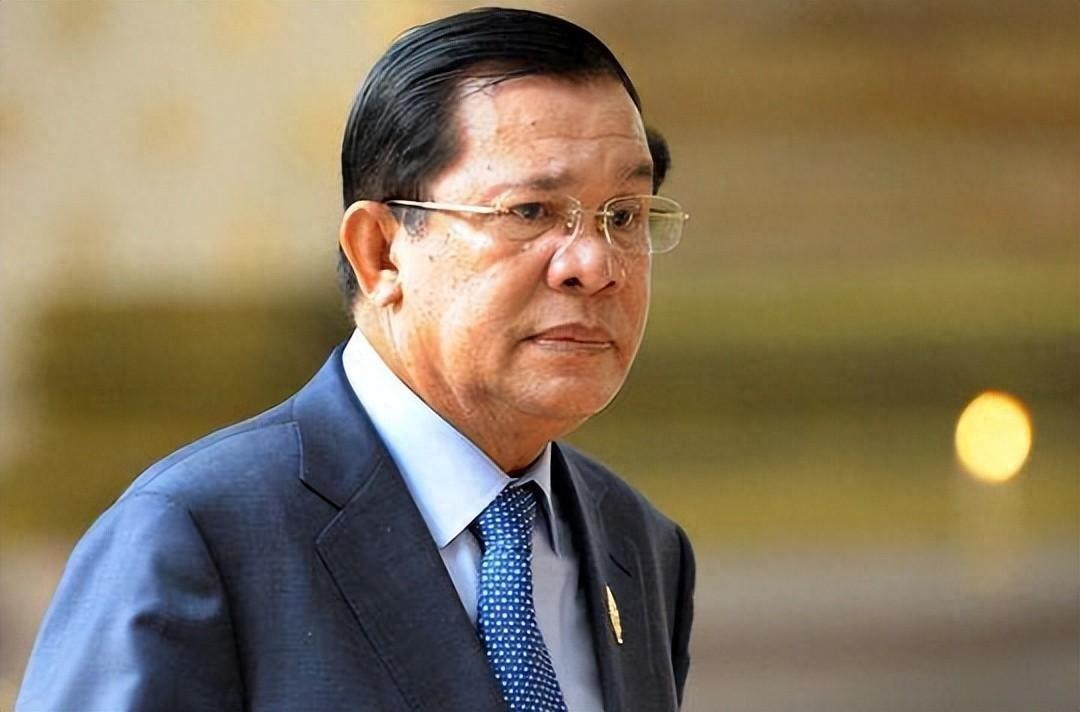 洪森想取代西哈莫尼当国王之心已久，只是害怕西哈莫尼国王和中国的友好关系，怕动西哈