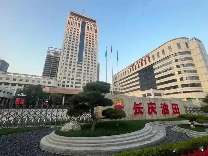 我国十大油田：
①长庆油田：陕西西安
②大庆油田：黑龙江大庆
③渤海油田：天津、