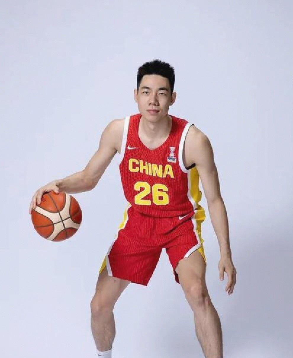 中国男篮半决赛还没开打，锋线已经塌了三个人。朱俊龙大腿后群肌肉拉伤，恢复要六到八