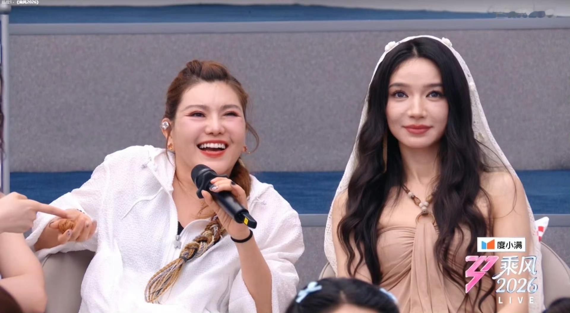 谁能比乌兰图雅松弛乌兰图雅松弛感 哈哈哈哈哈谁能比乌兰图雅松弛。。。现场盘核桃 