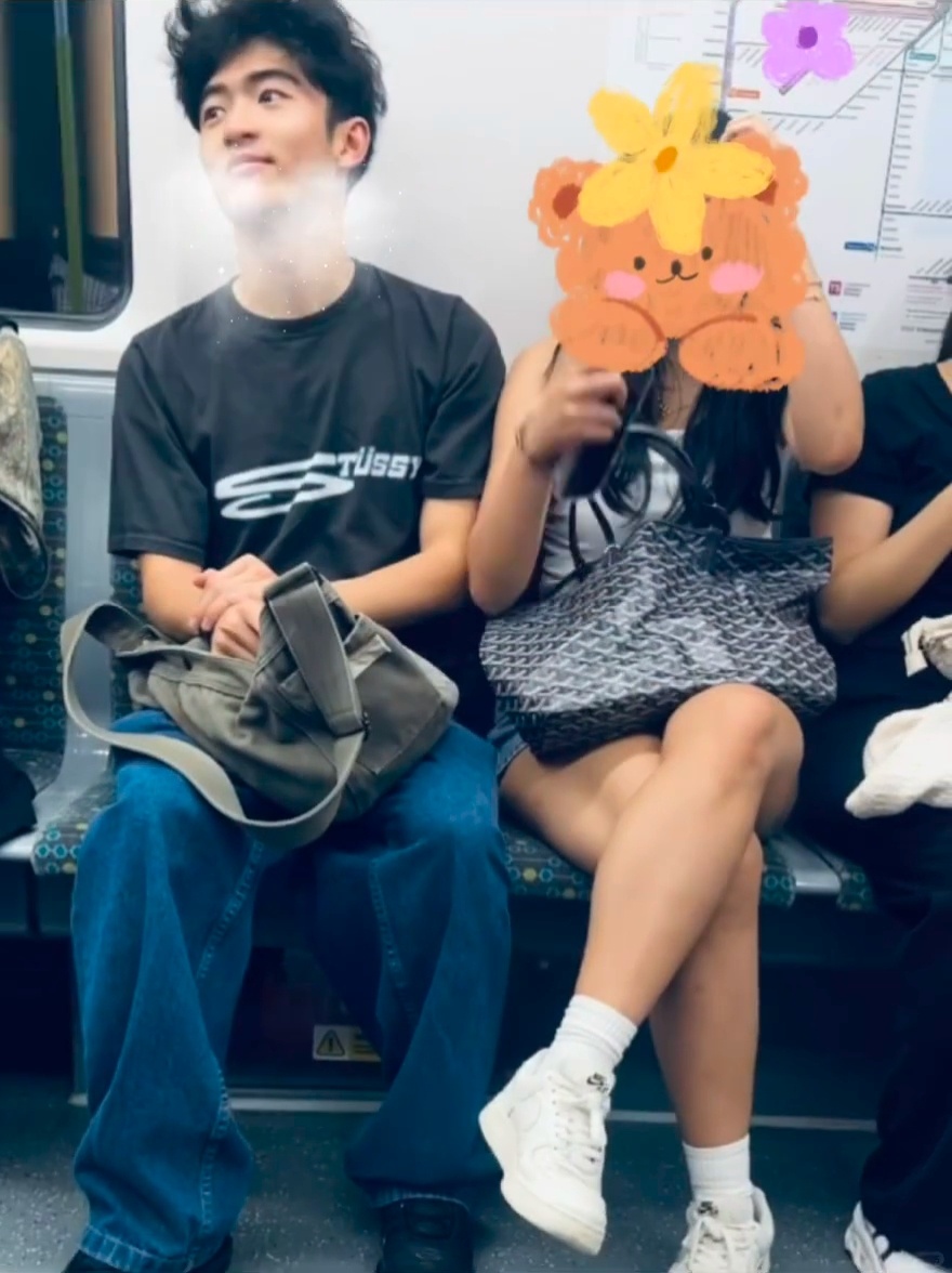 张柏芝大儿子和女生搭地铁张柏芝大儿子疑似恋爱 张柏芝大儿子和女生搭地铁被偶遇，L