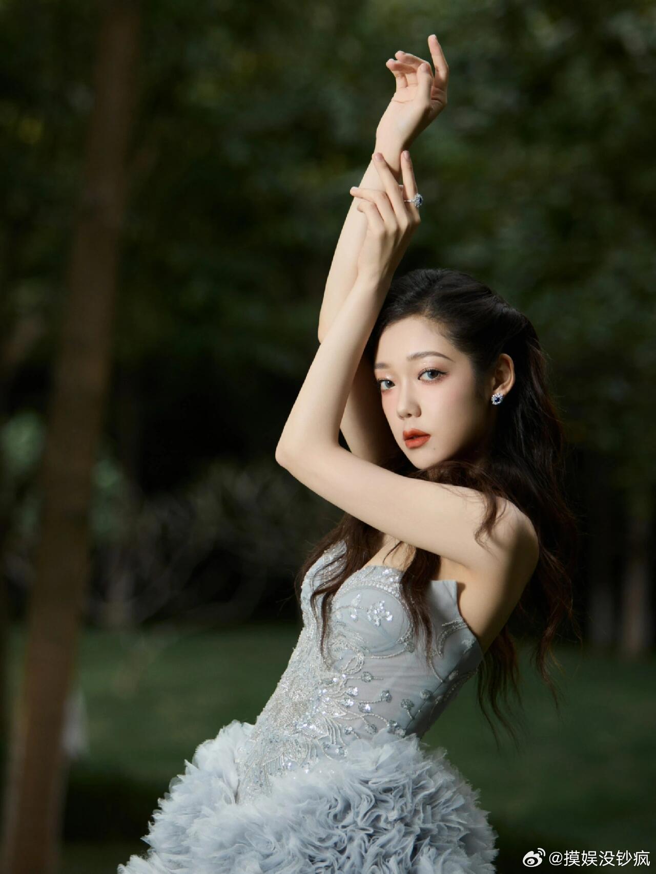 被希林娜依高歌声治愈了希林娜依高一开口就是故事感严艺丹量身打造，把细腻声线揉进一