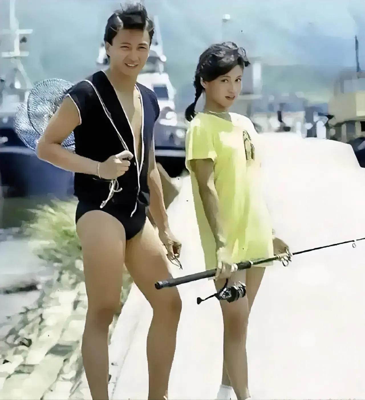 这张照片，是汤镇业和翁美玲恋爱期间，在海边玩耍拍下的一张照片。

镜头中的两人，
