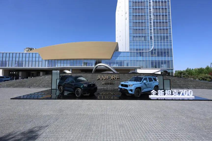 全新坦克700新时代新旗舰麒麟云中现，境启新人生。全新坦克700今天正式发布，4