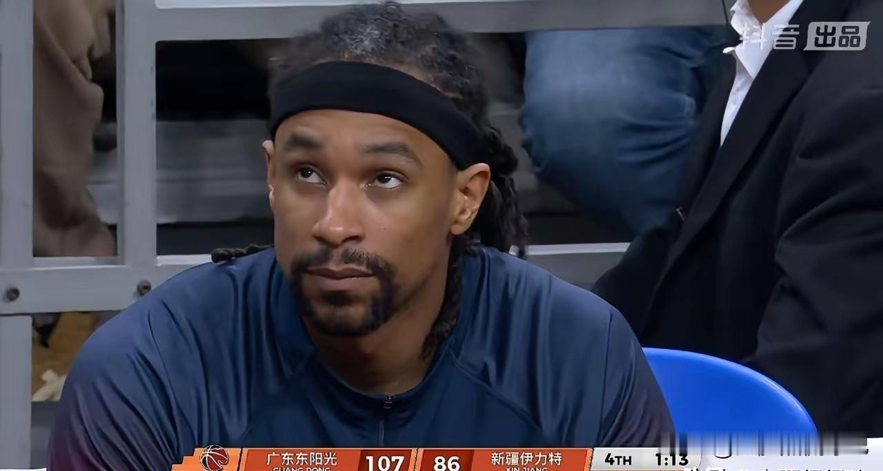看来要被裁掉的不是麦考尔而是萨林杰！
今晚广东跟新疆的比赛最落寞的人非萨林杰莫属