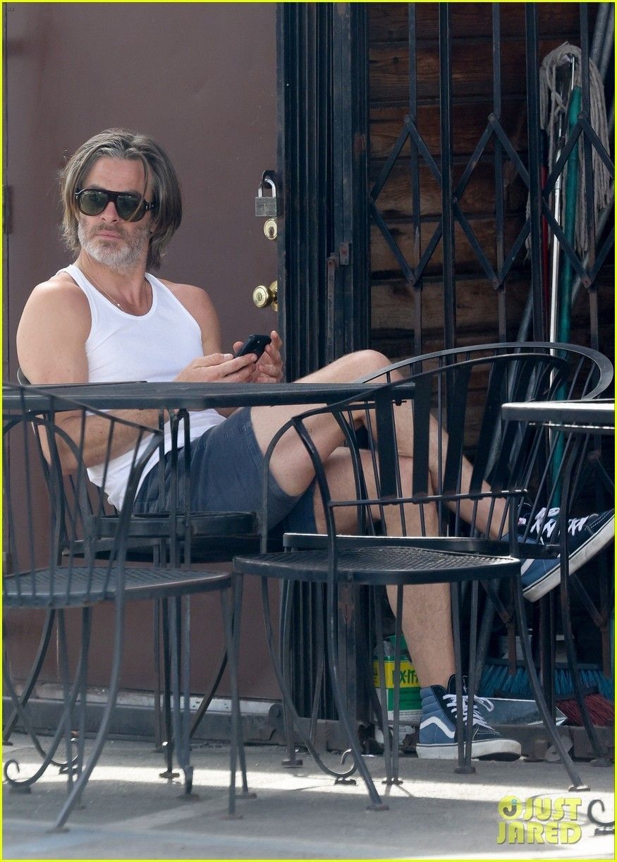 Chris Pine - Vans SK8 Hi 经典配色了鞋控的日常  名人上