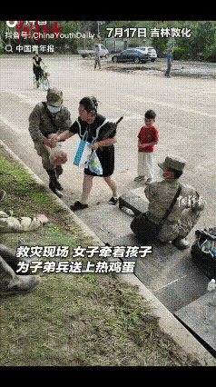 “真的看哭了！”近日，吉林敦化救灾现场子弟兵坐在大树下短暂休息，女子带着儿子走了