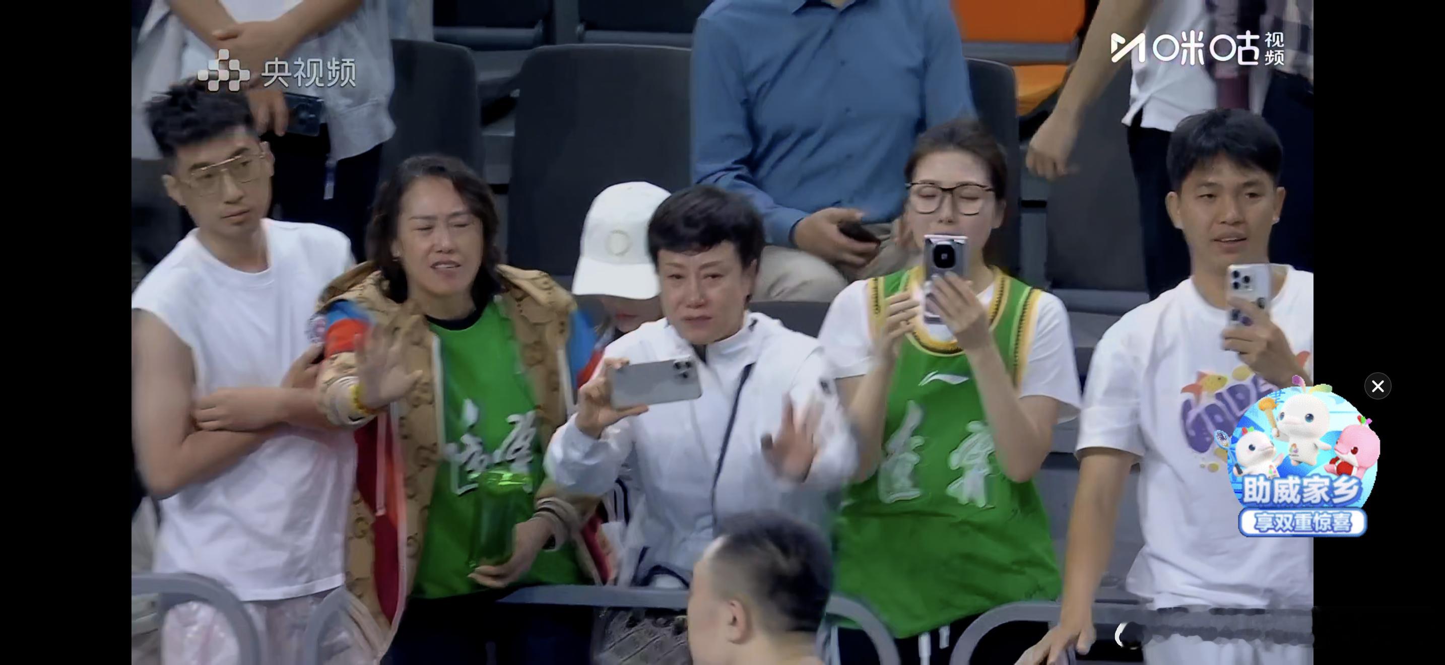 看着韩德君退场时离开的背影，现场有辽宁球迷激动的落下了眼泪。这大概率是球迷们最后