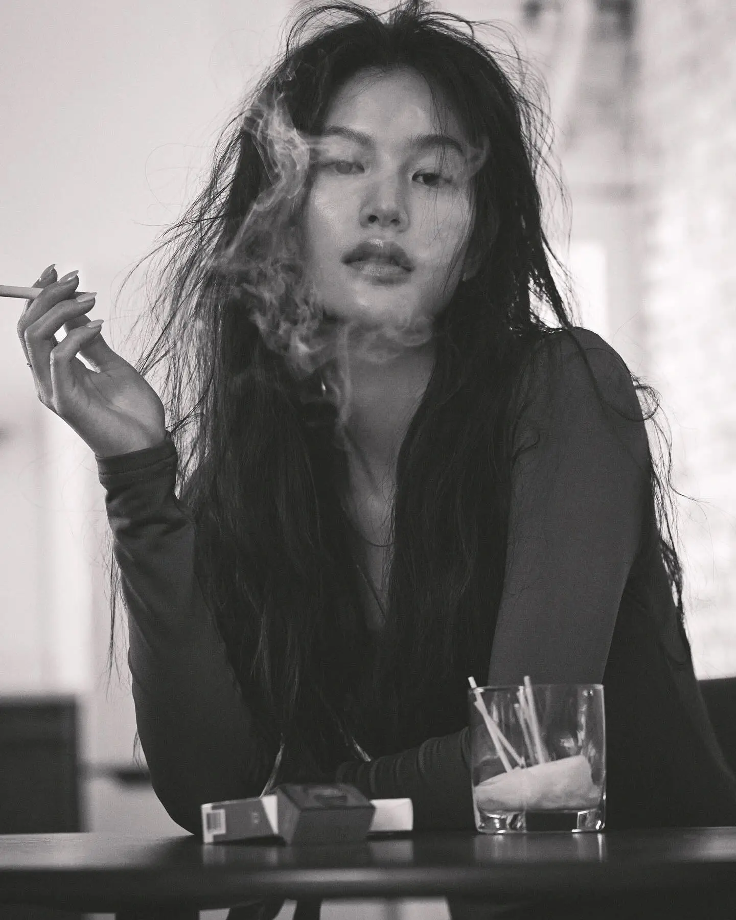 姐姐别抽烟抽我。     别抽烟，抽我