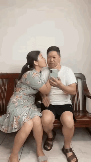 大叔软的不吃，大妈直接来硬的了[微笑]