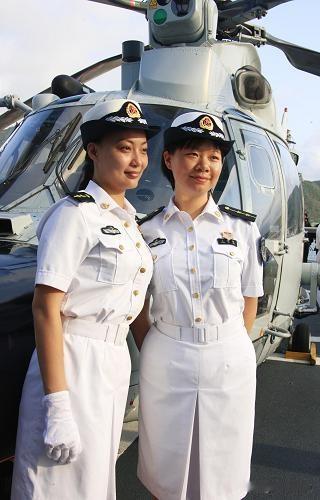 福建号航母女兵图片，福建舰满编3300人，有女兵100一150名，女兵岗位主要是