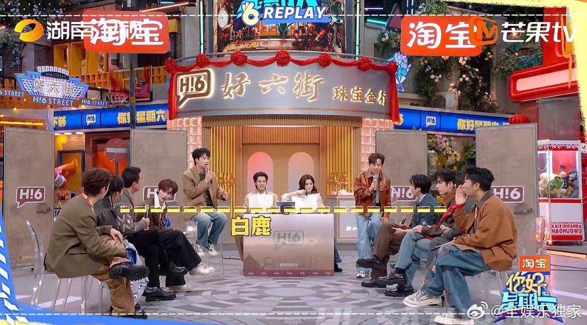 杨迪就这样偷偷递答案给王栎鑫 杨迪在线当隐形助攻，偷偷把答案告诉王栎鑫，对手还完