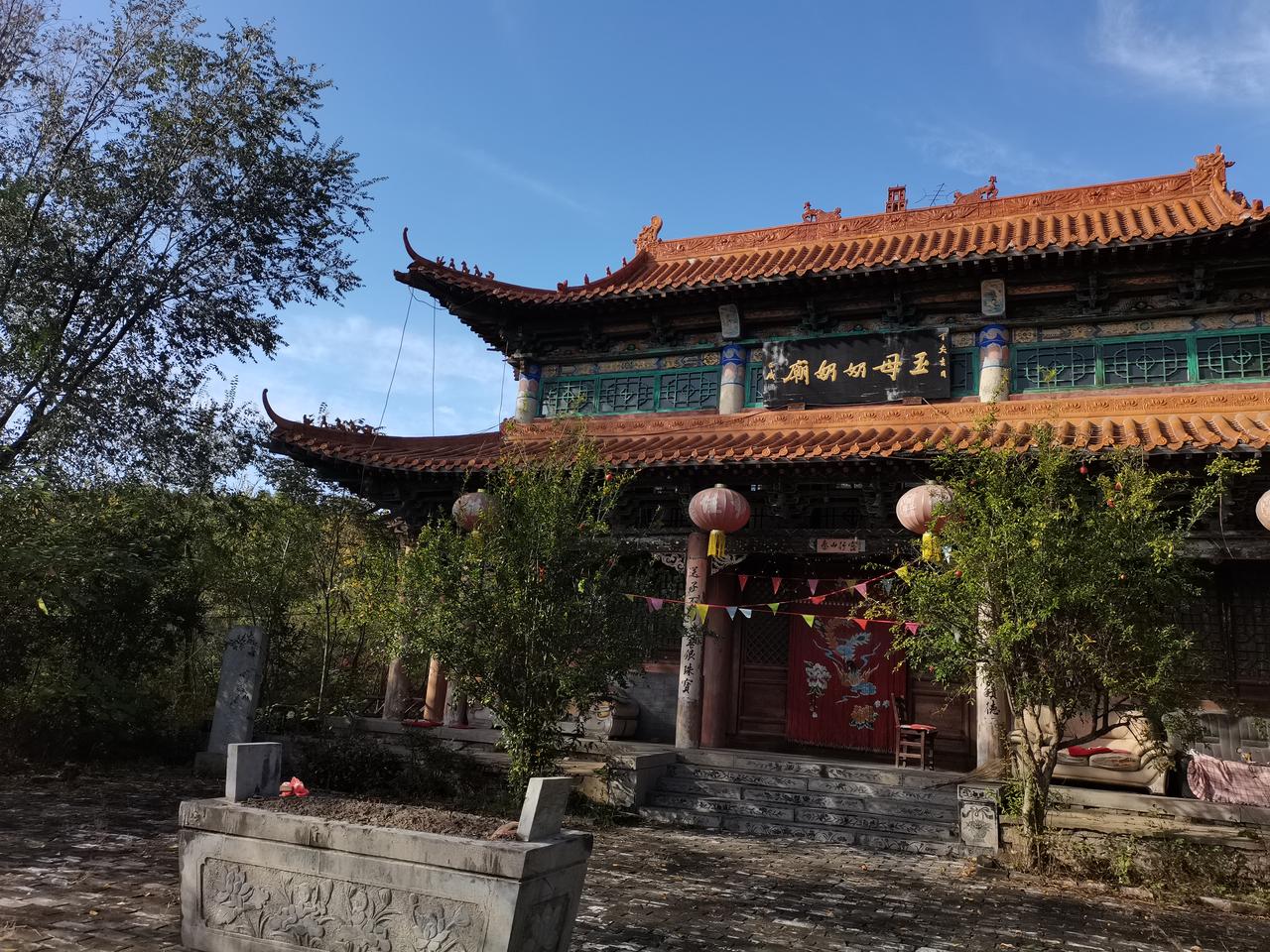 王母奶奶庙
在邢台著名免费景区
栾卸银杏风景区
上山途中
路北有一座小庙
小庙静