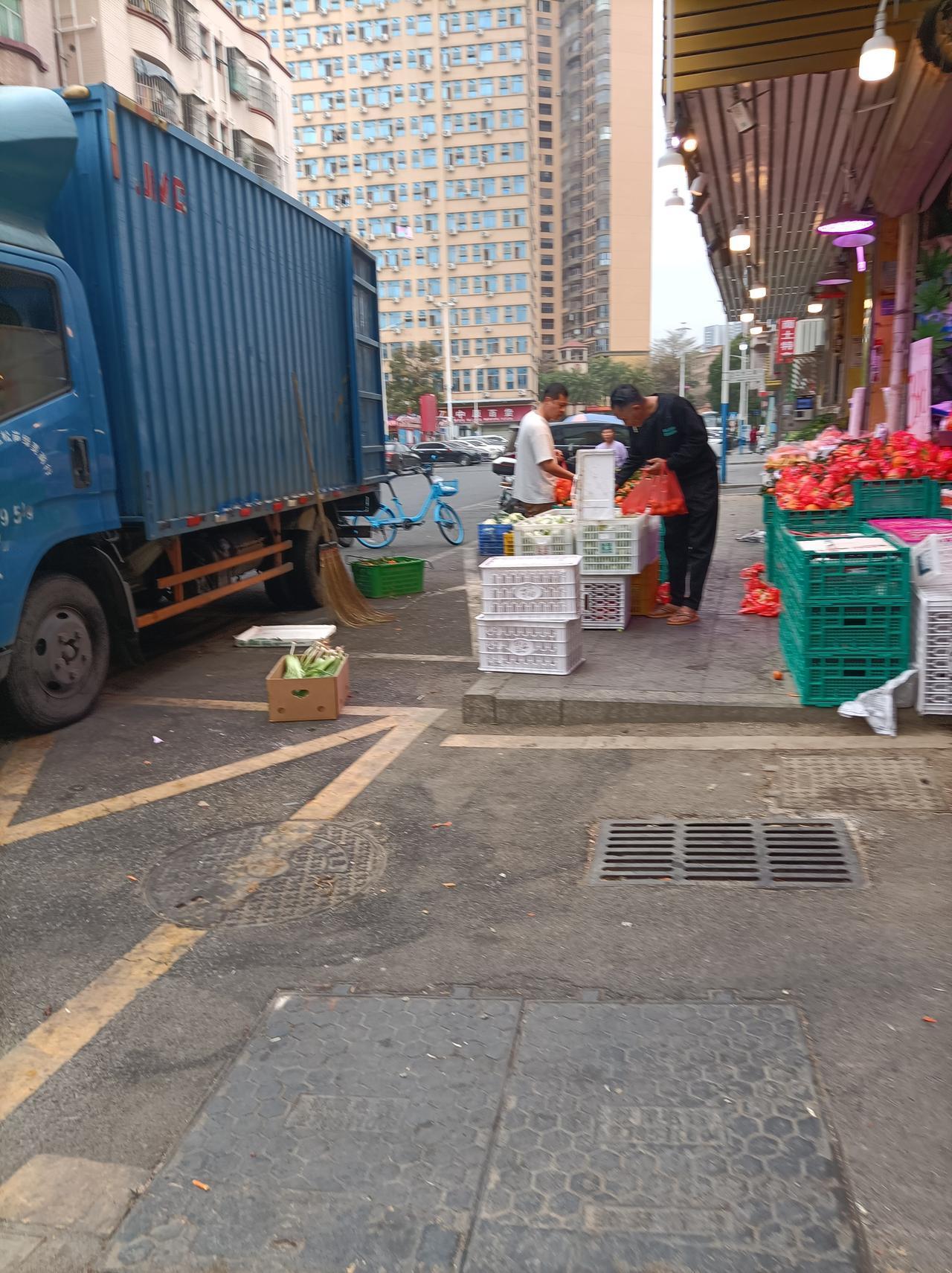 随手拍张照今日正月初9了，楼下的超市也又开业了，对面的小菜场也开业了，买菜的人不