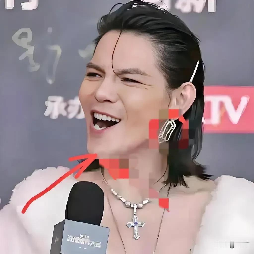 向佐今日上午官宣进军音乐圈，谁能想到呢？

令人意外。向佐新歌已经登上热搜第一了