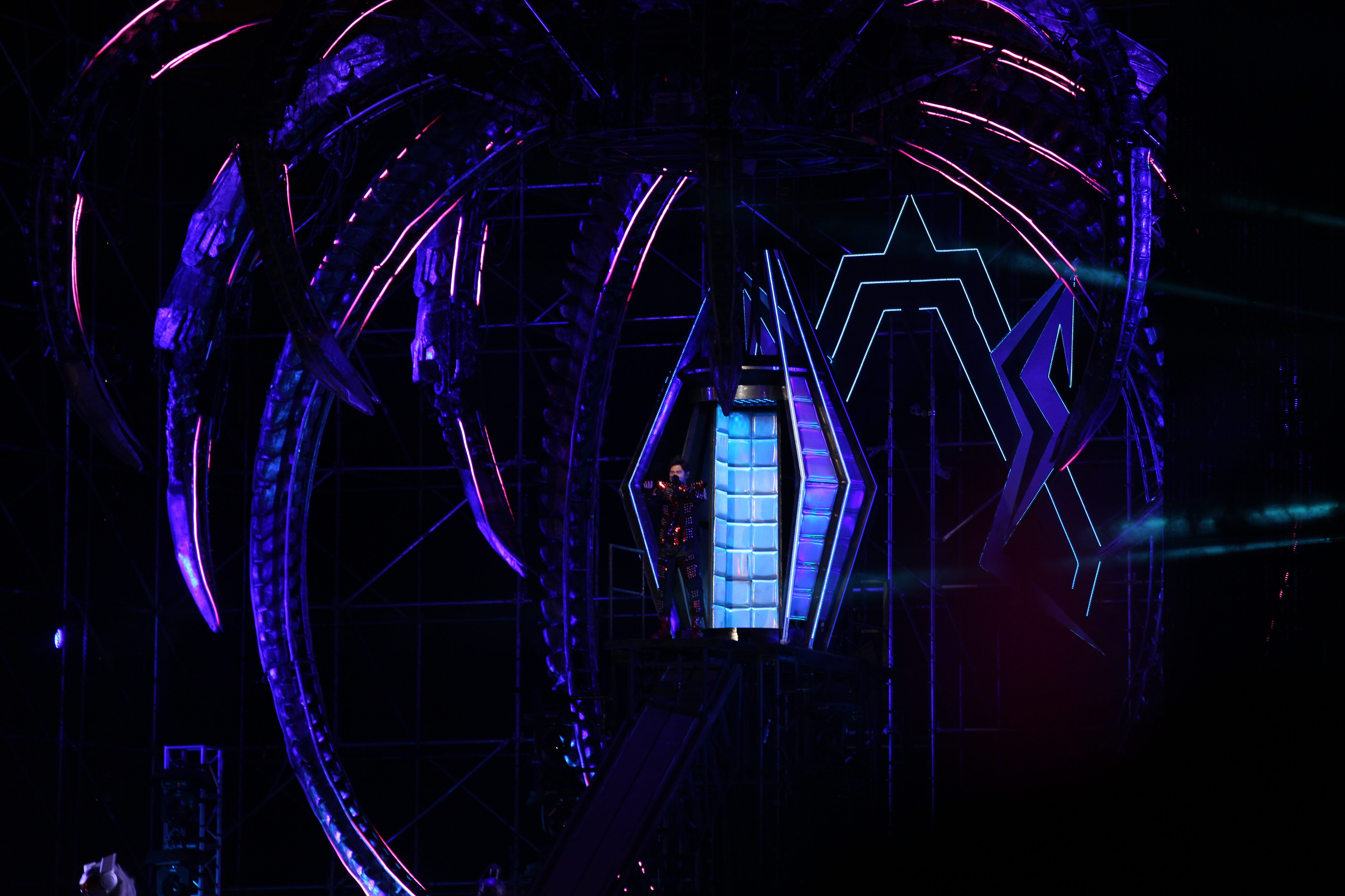 8年前去看周杰伦演唱会，我带了一个70-200进了现场，本身内场的位置还不错，所