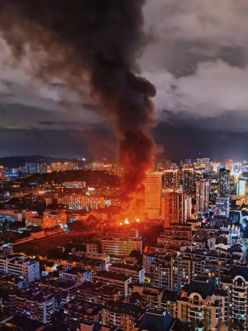 古巷烈焰惊市井，木居隐患藏安危；护脉不忘除险患，安居守旧两相宜。福州最后的老巷被