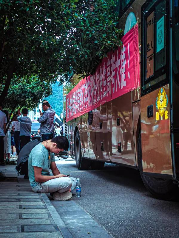 高考时我最强烈的感受是平静。
做到平静的方式很简单，长辈告诉我高考只是人生的第一