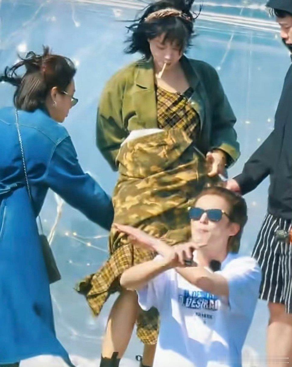 王鹤棣把外套给黄灿灿挡风对女生一直都很照顾 对男生就很尊重绝不放水 所以黑他啥都