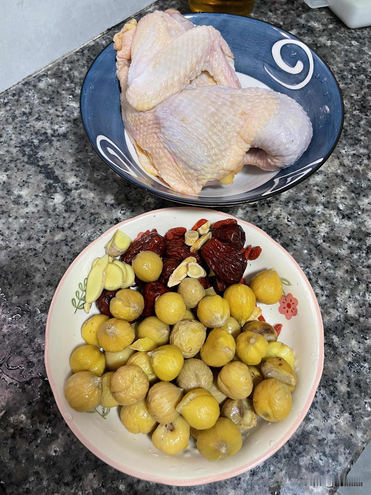 秋天滋补汤怎么少得了板栗鸡汤呢？板栗鸡汤是秋冬常见的温补汤，有健脾养胃、补肾强筋
