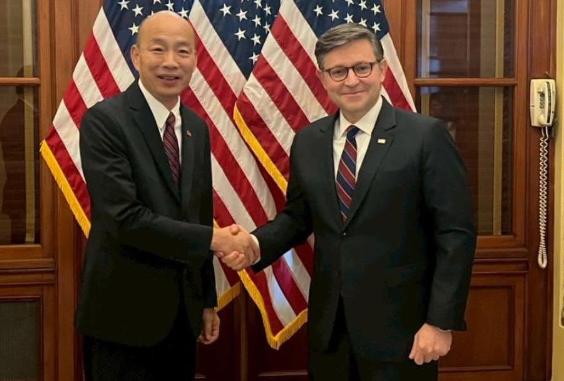 韩国瑜访美归来，国民党彻底分裂，两条路线公然对立。一场接机画面，直接把国民党藏了