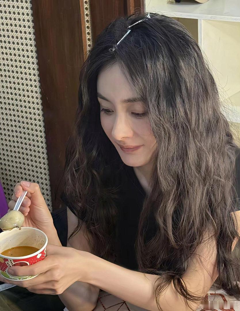 杨幂卸下浓妆素颜出镜反而更出彩，干净清爽的状态尽显原生精致美感。 