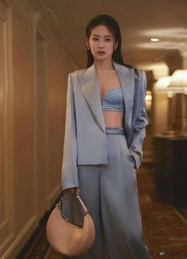 在这个世界上，有70亿人，809个岛，224个国，7个大洲，4个大洋。我在短短的