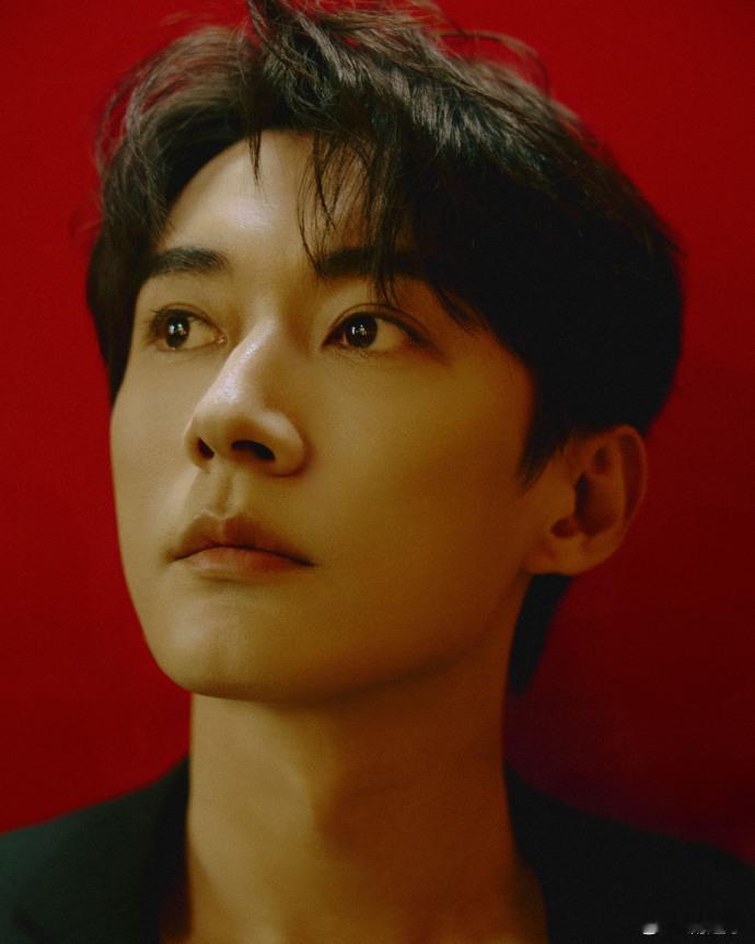 刘学义故事感完成度全靠眼镜头避无可避，故事如潮水般涌来。 刘学义这张怼脸凝视，让