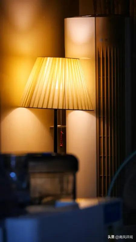 你能用一句简单话概括什么是幸福吗幸福是疲惫一天后，家中暖黄灯光与爱人递来的热茶；