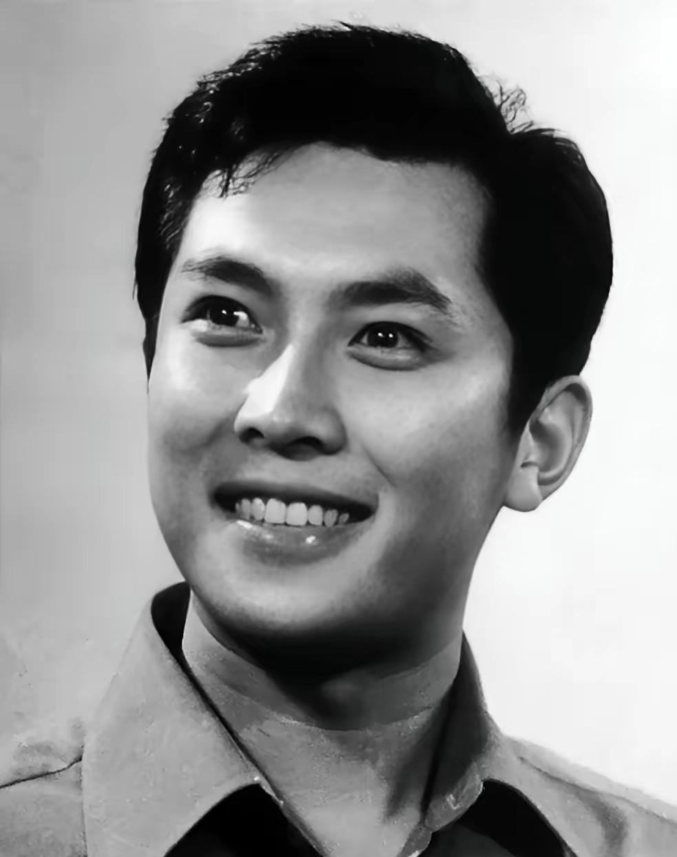 这是哪位电影明星呀，大家有知道的吗？应该是80年代以前的吧，我作为70后都没见到