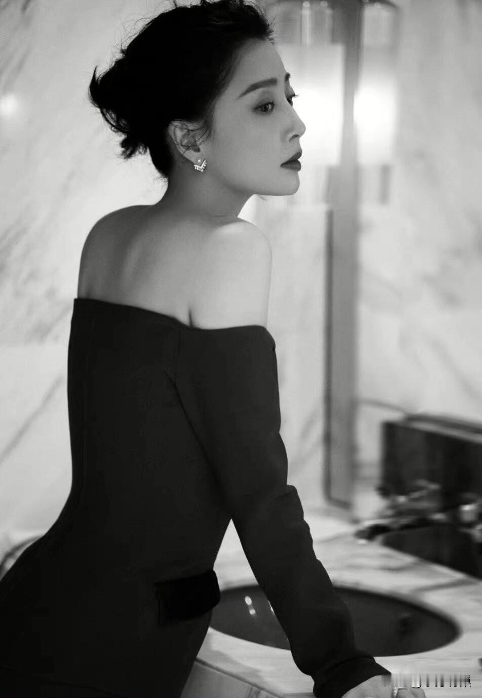 很喜欢一本小说里的一句情话：
“对你，我有世界上最大的耐心。”
爱一个人就该是这