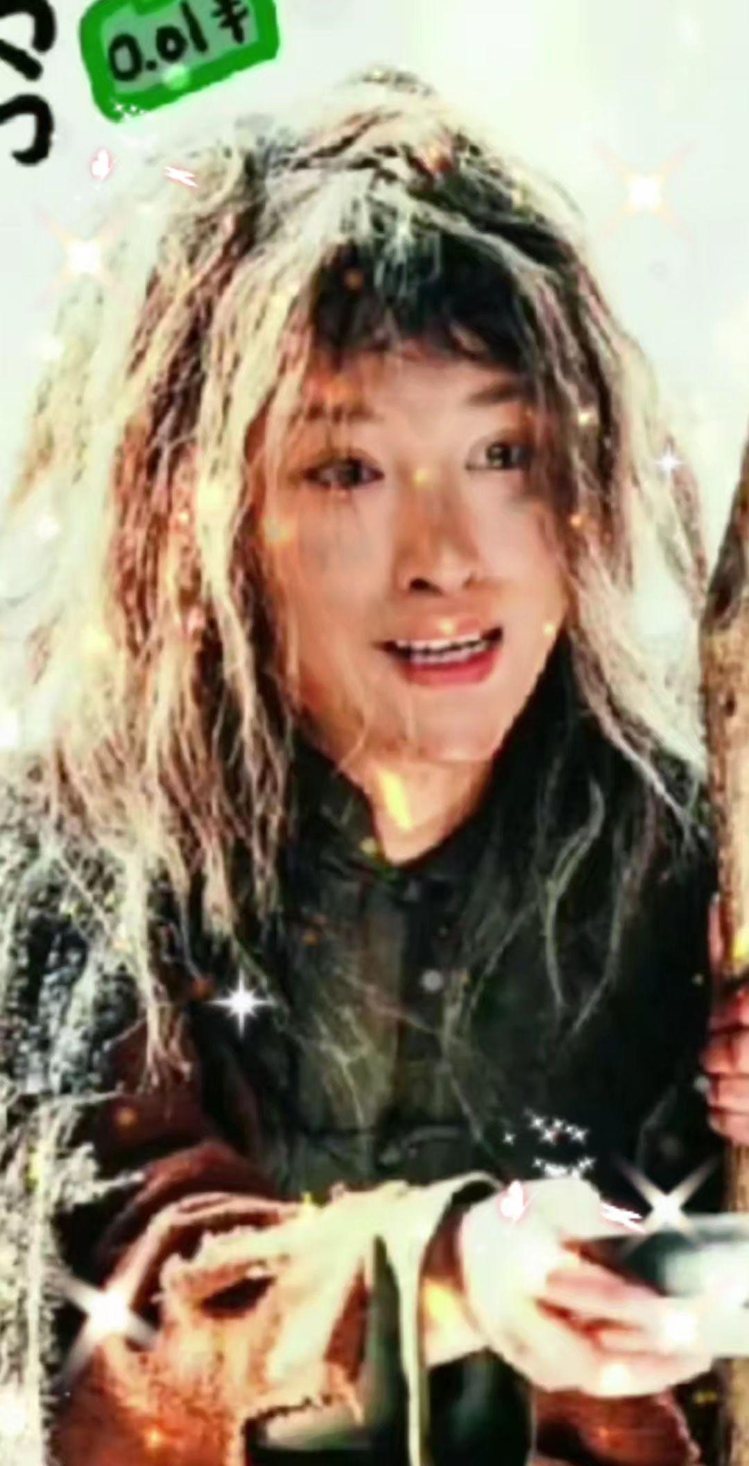 我被丢在原地不知所措，就算淋着雨也天真的以为你会来接我，可那只是我以为，仅此而已