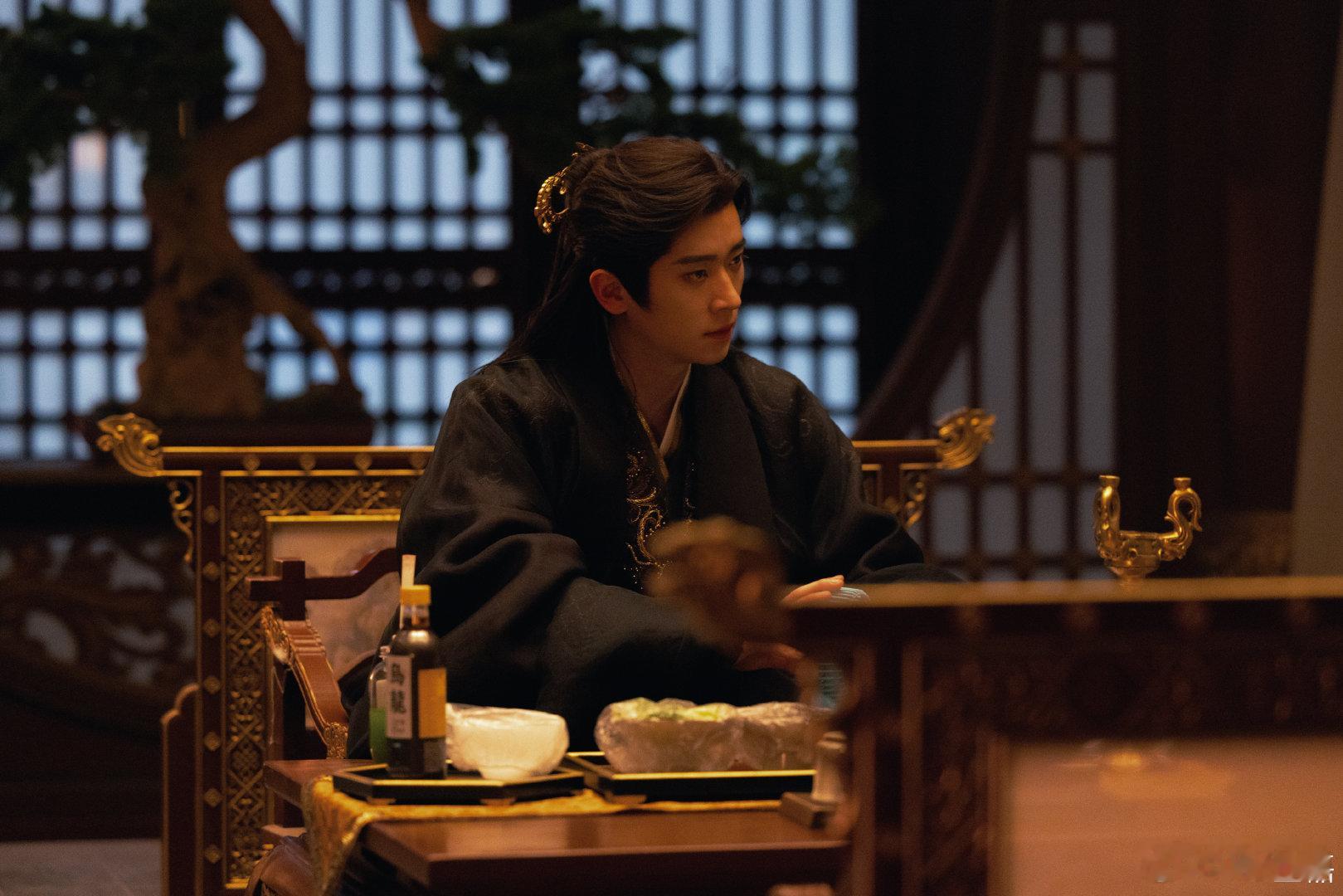 丞磊蛋总拍了拍你说开工大吉丞磊晒成何体统剧照 开工大吉！有蛋总丞磊的颜值陪伴，干