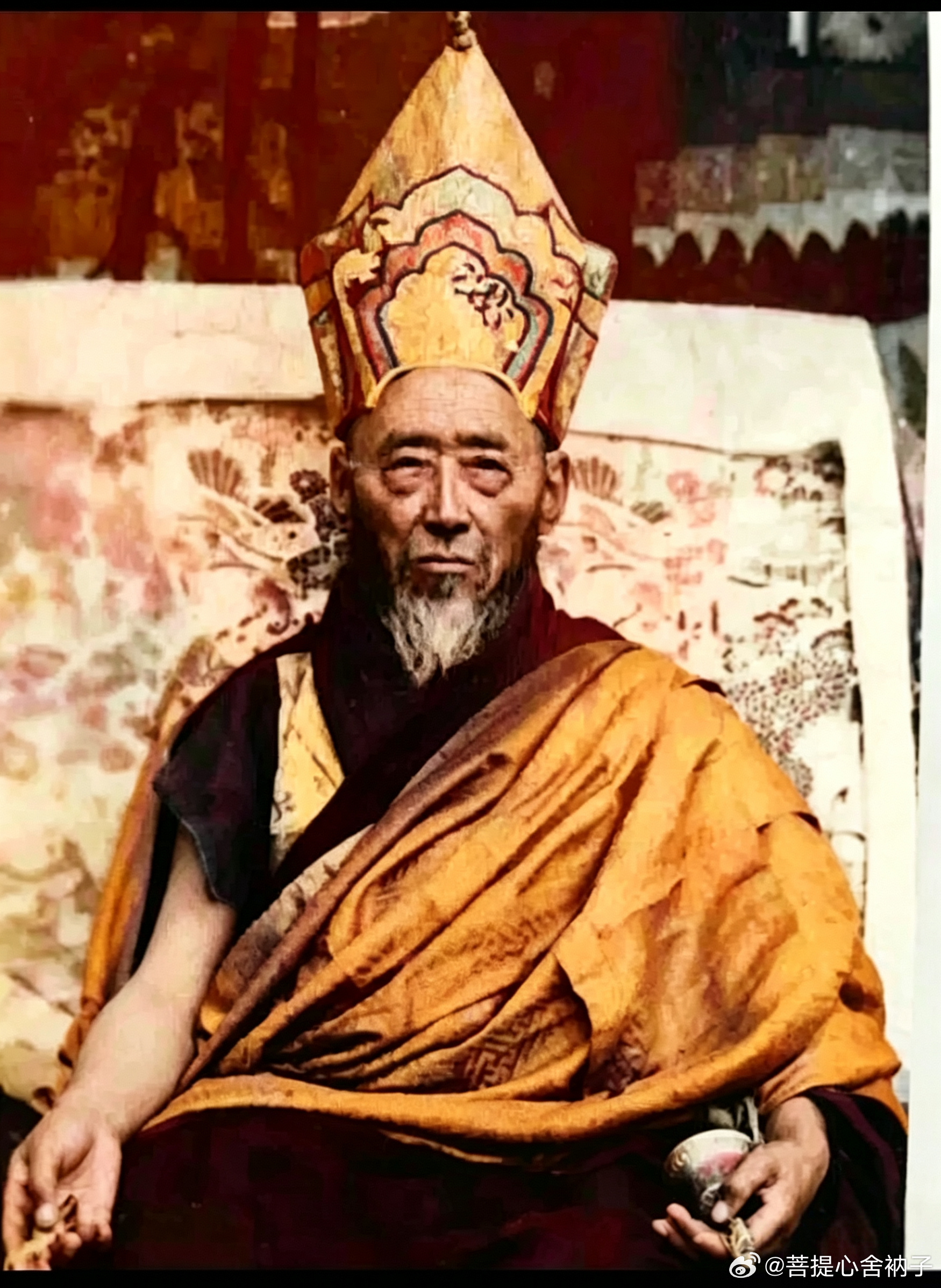 登德旺志活佛曾赠我一张上师的照片，叮嘱我好生放在车上。他说我常年奔波出差，这张照