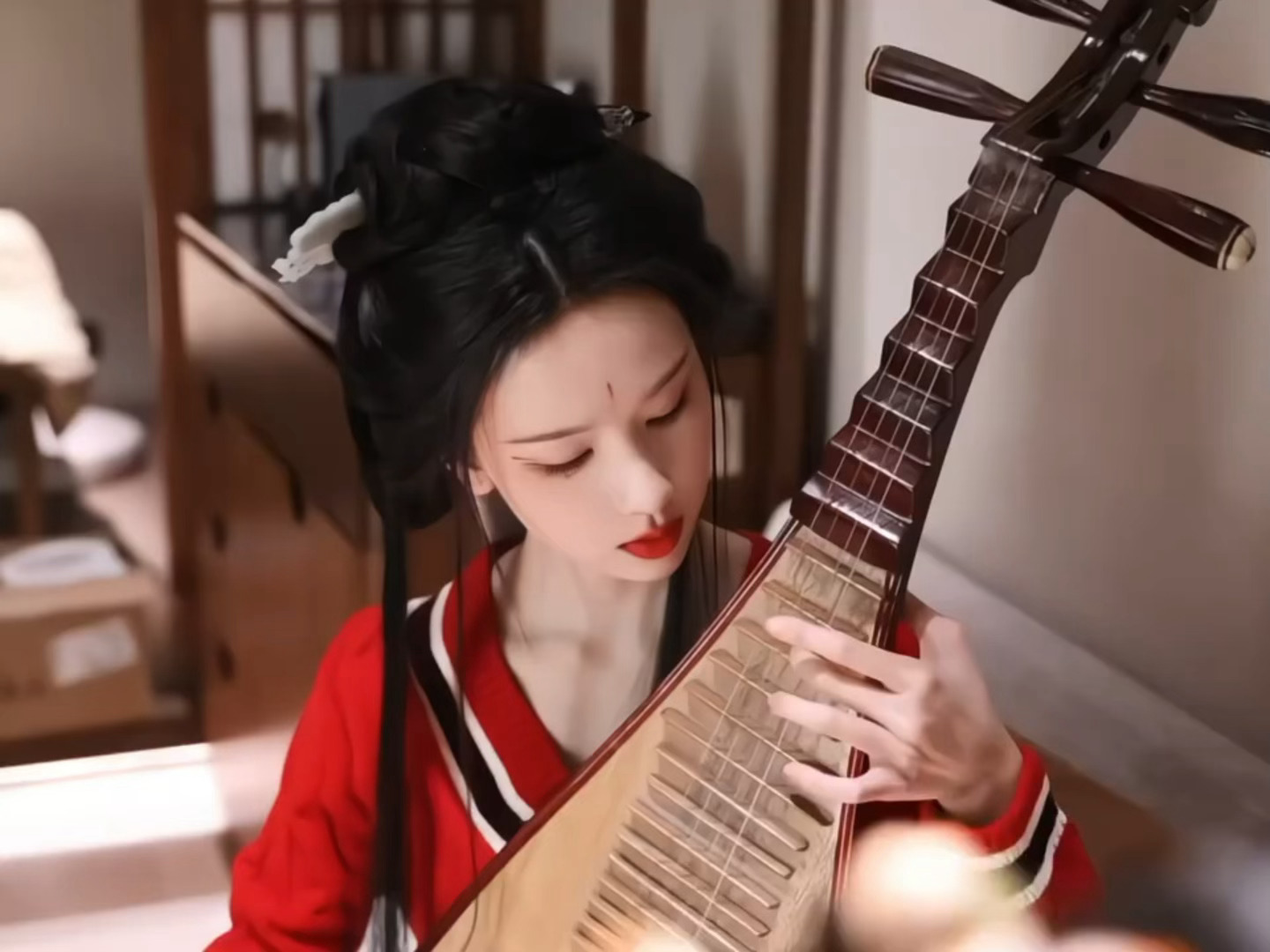 月鳞绮纪学习弹琵琶的陈都灵，此女随便穿着红毛衣都像是古装，好有魅力🥰 