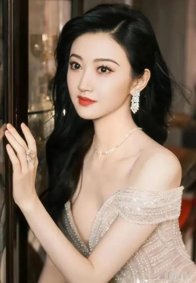 第220微景甜：人间富贵花的唯美瞬间

前段时间，看景甜回西安参加活动，一袭黑色