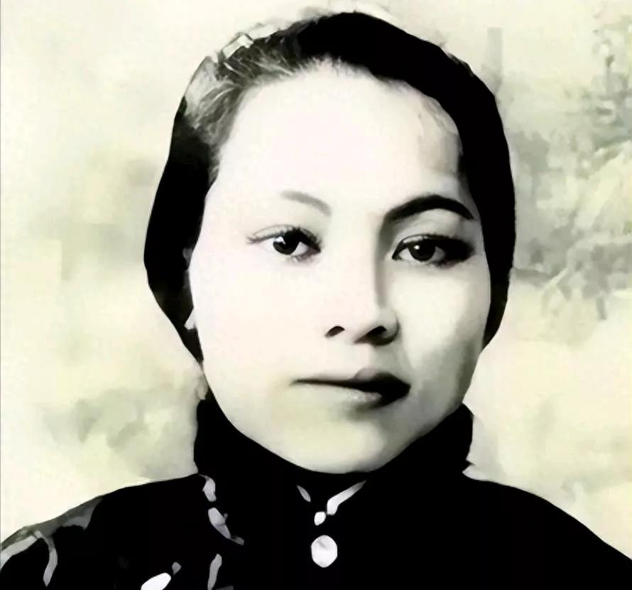 陈粹芬是孙中山早年革命时的伴侣，跟了他很长时间。1895年广州起义失败后，她帮孙