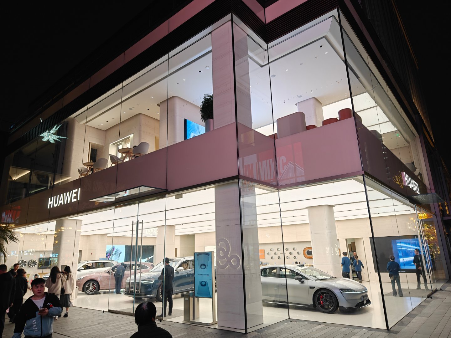 南京万象天地这里，发现了一家上个月刚刚开业的华为旗舰店，[开学季]华为这个店装风